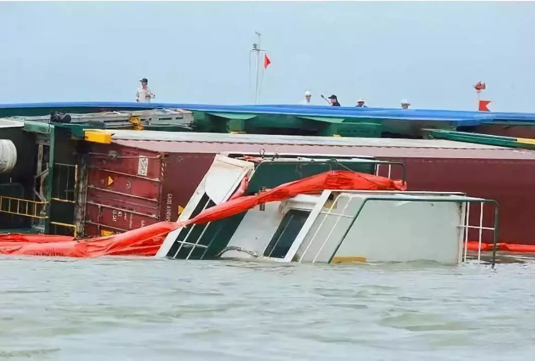 【突发】一集装箱货船在越南海域倾覆沉没