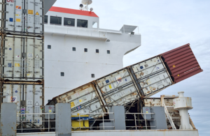 货柜坠海原因查明，系船上集装箱困扎不牢，船东还会免责吗?
