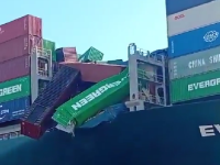 长荣海运一集装箱船约40个货柜倒塌，曾挂靠上海、宁波与盐田、香港