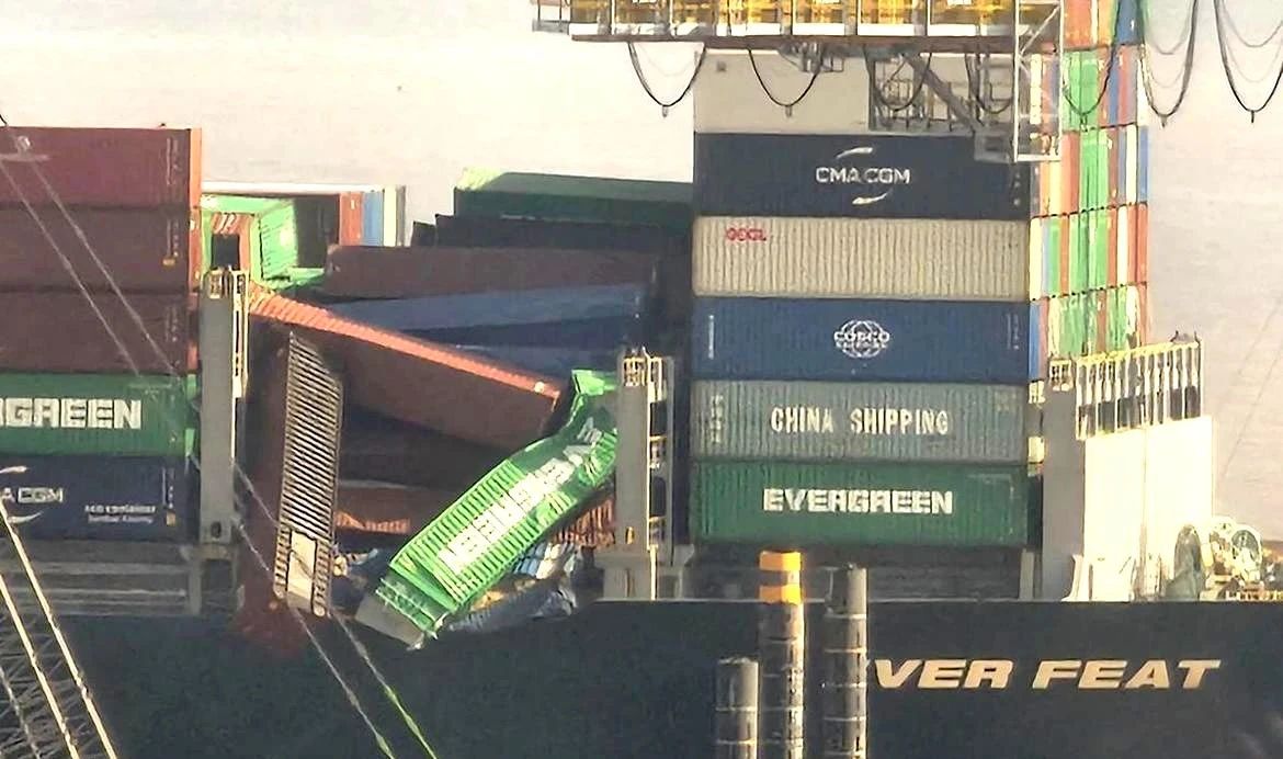 注意！这艘船终于靠港了，预计40个集装箱受损！