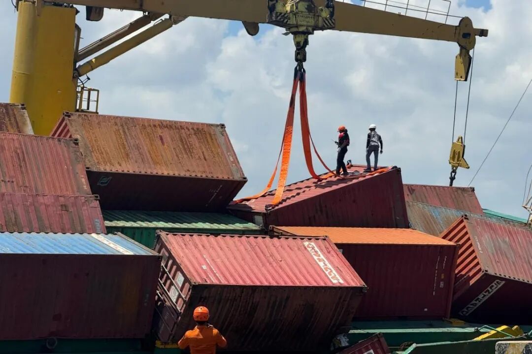 装船瞬间30箱落海！事故给所有外贸人敲响警钟：货物保险尽早投