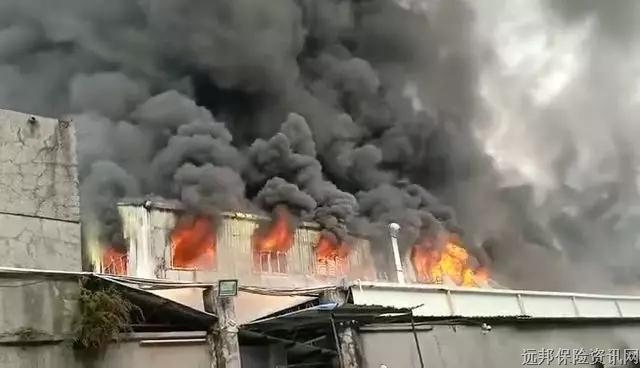 东莞清溪一工厂发生火灾，火势凶猛，浓烟滚滚