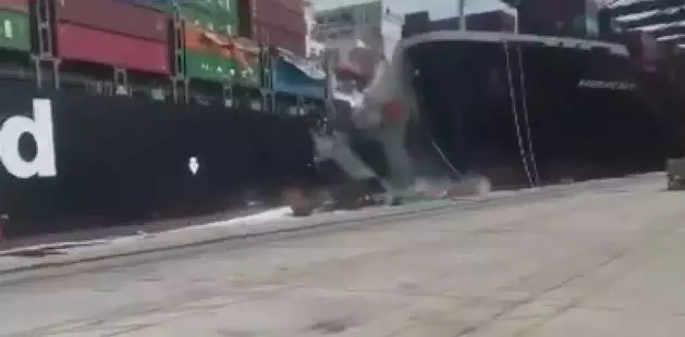 两艘大型集装箱船码头碰撞，好多货主货代船公司又要无眠了。